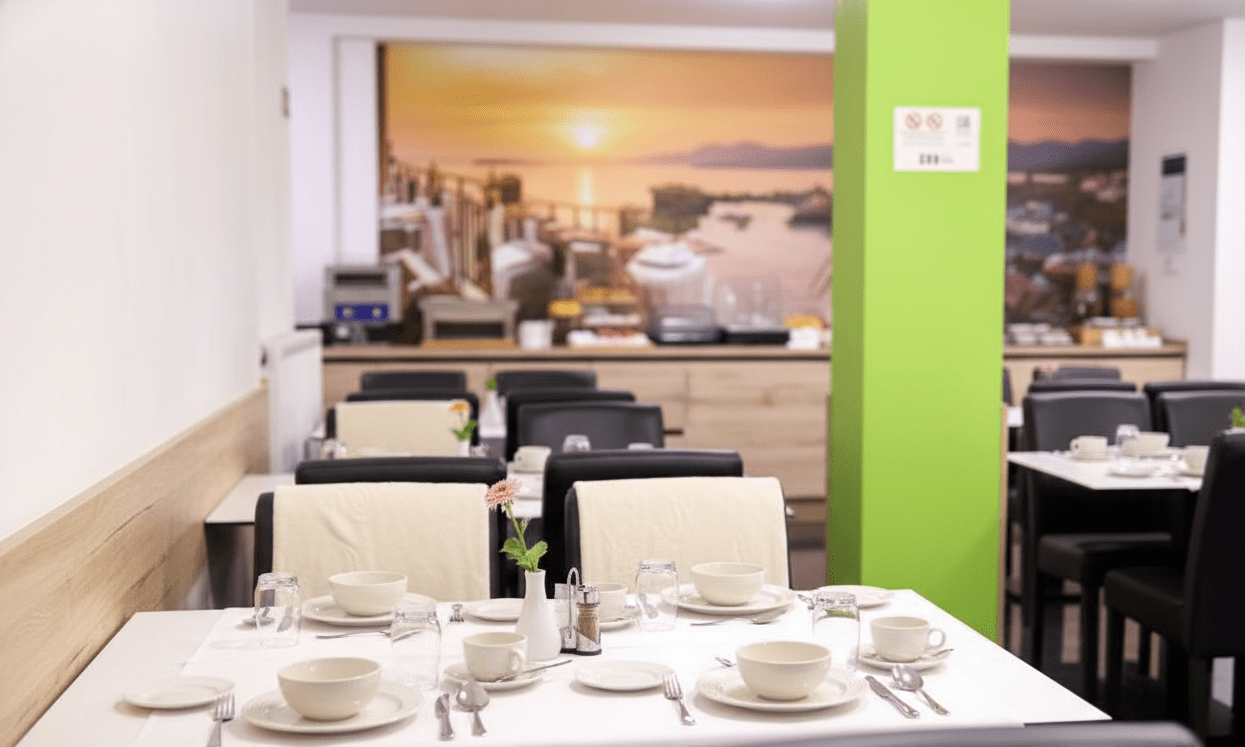 Petit dejeuner tables